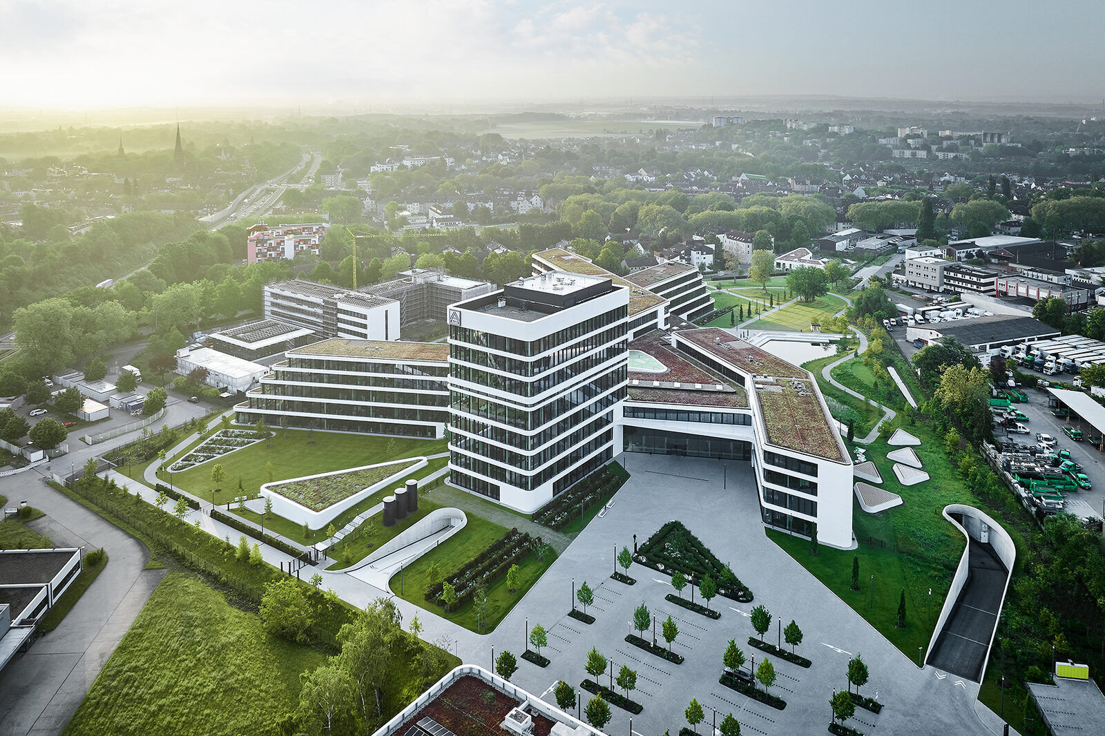 Luftaufnahme des ALDI Nord Campus in Essen-Kray mit begr&uuml;nten D&auml;chern und Hauptgeb&auml;ude