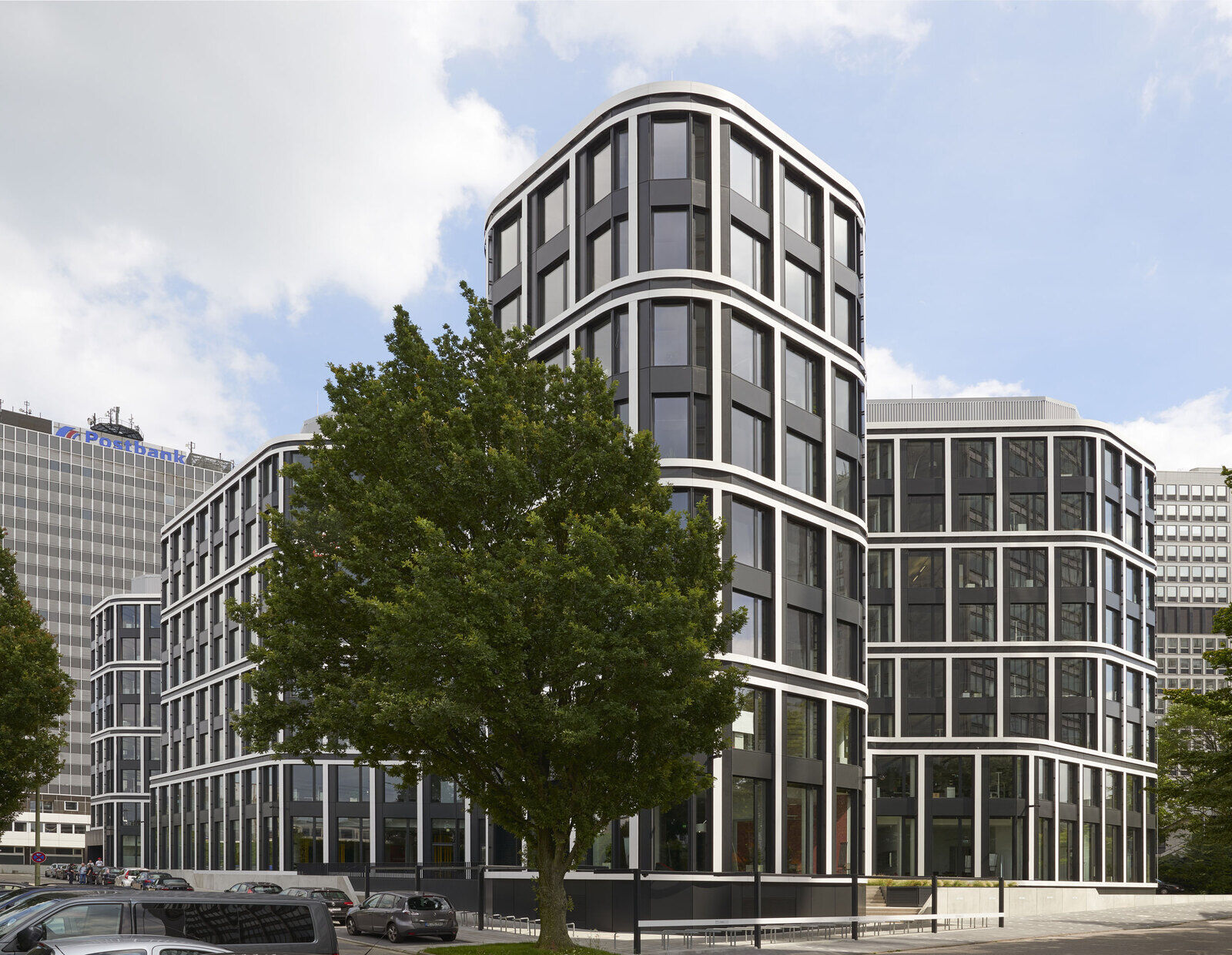 Deutschlandzentrale von DB Schenker in Essen, Au&szlig;enansicht mit wei&szlig;en Fassadenb&auml;ndern vor schwarzer Fassade
