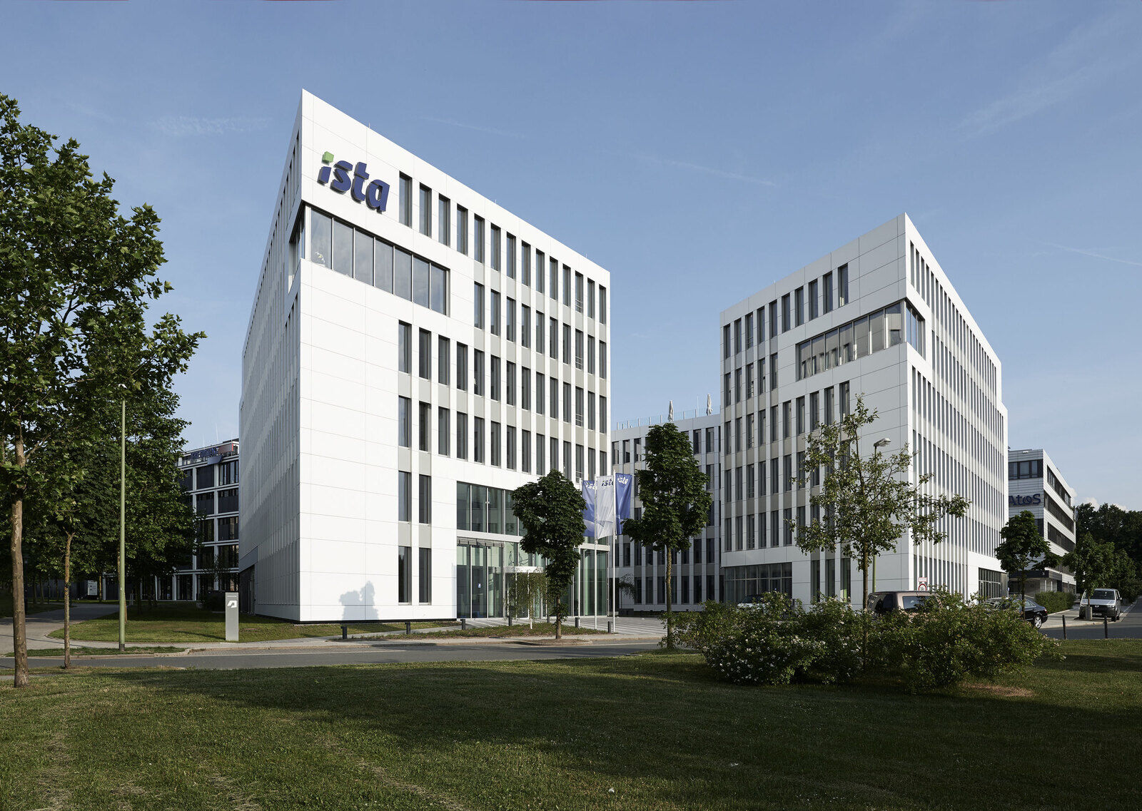 ista-Zentrale Silberkuhlsturm in Essen, zwei wei&szlig;e Hochpunkte am Eingang zum Innenhof